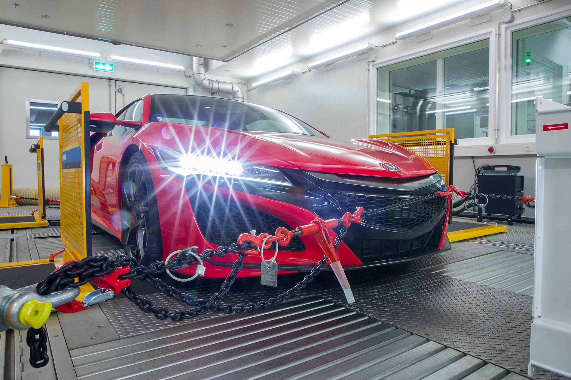 Auto in een ruimte bij Weiss Technik