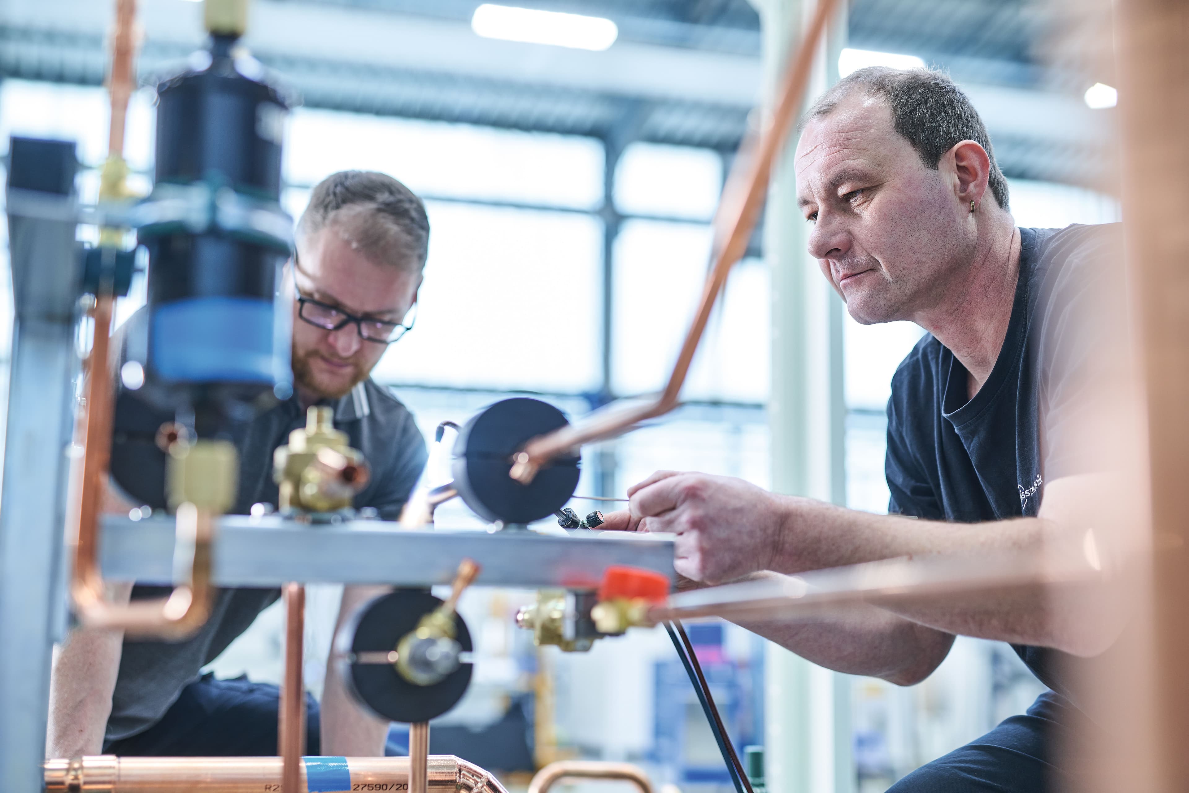 Collega's van Weiss aan het werk in de productiehal