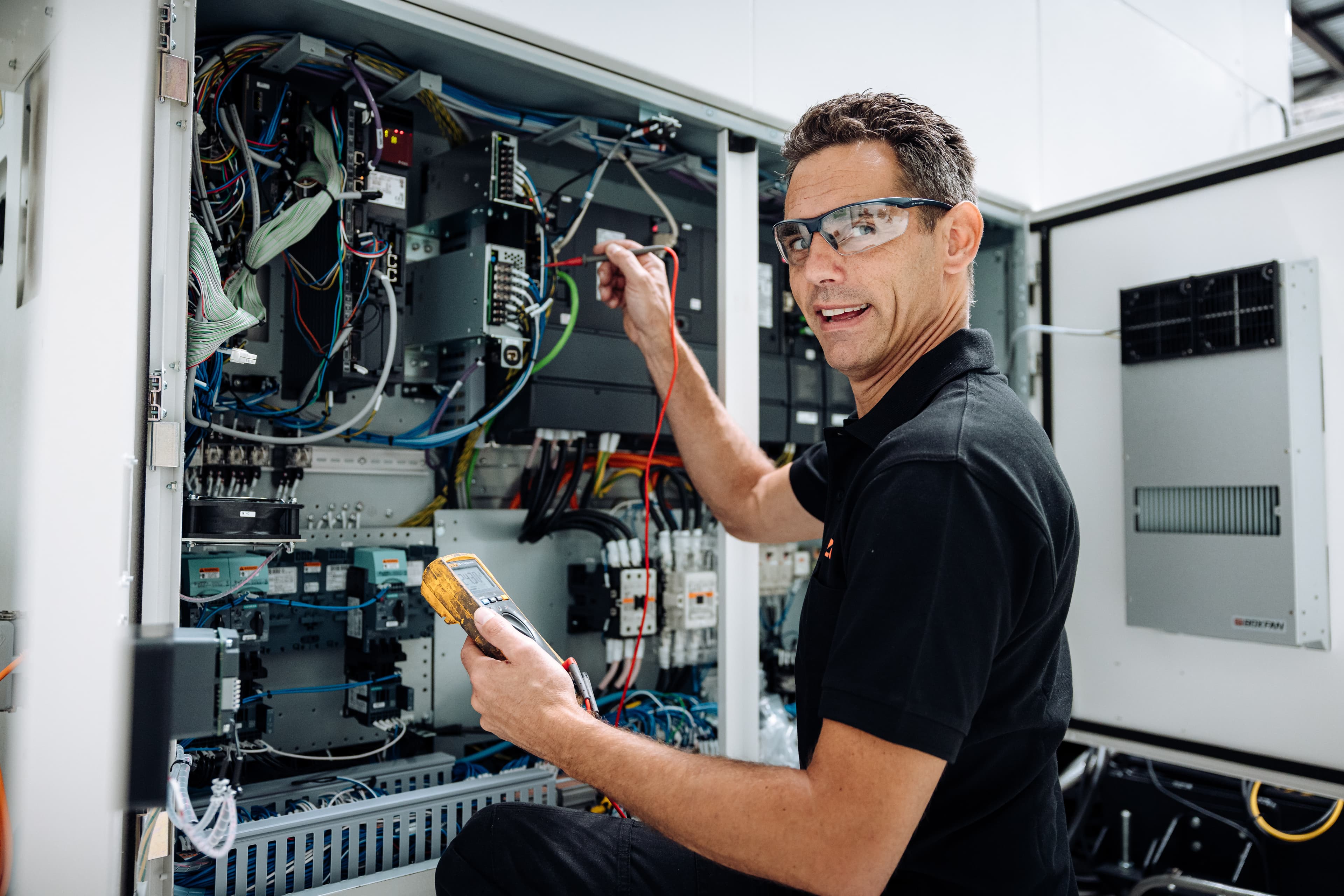 Ian aan het werk met elektro bij Mazak