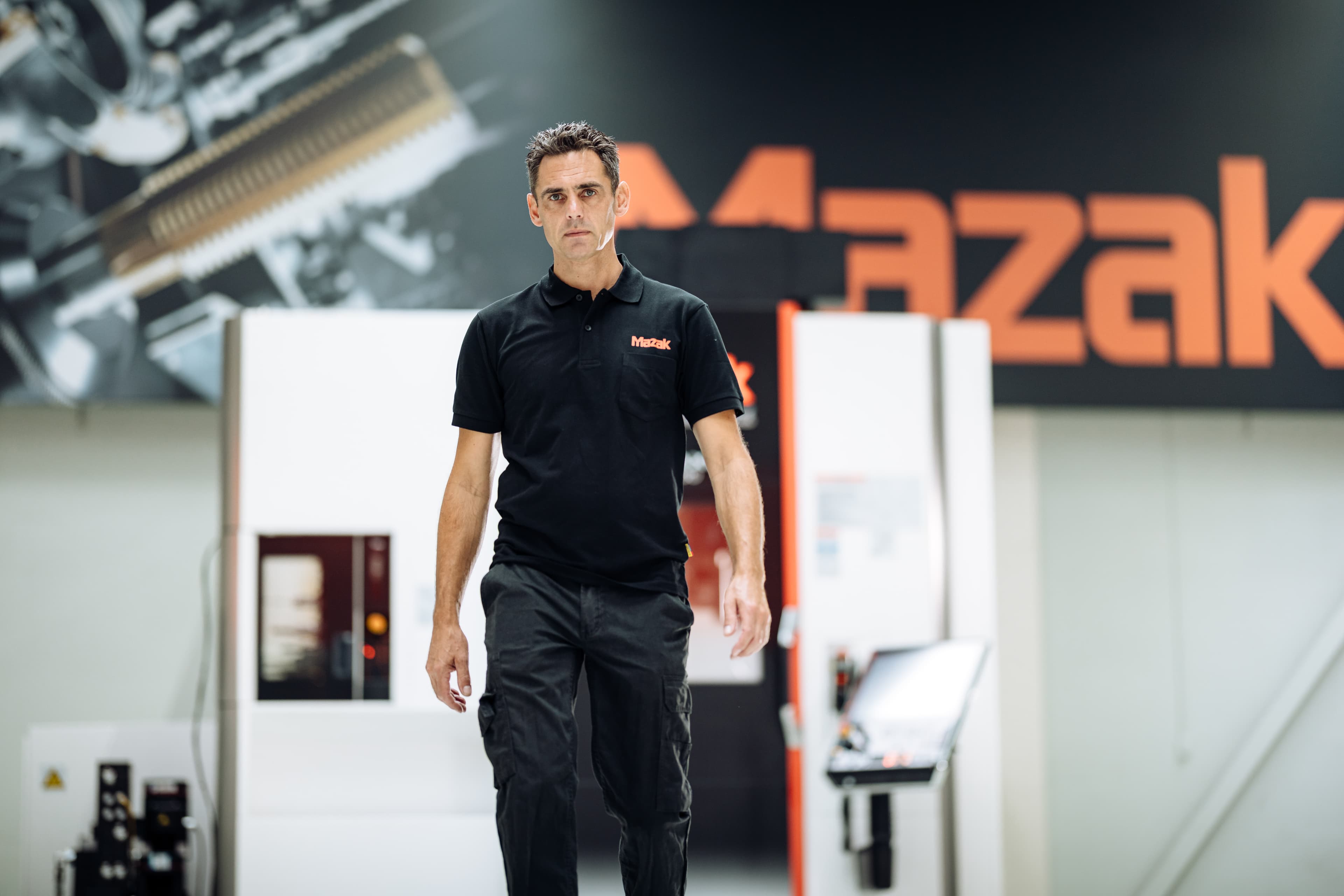 Ian die naar de camera loopt bij Mazak