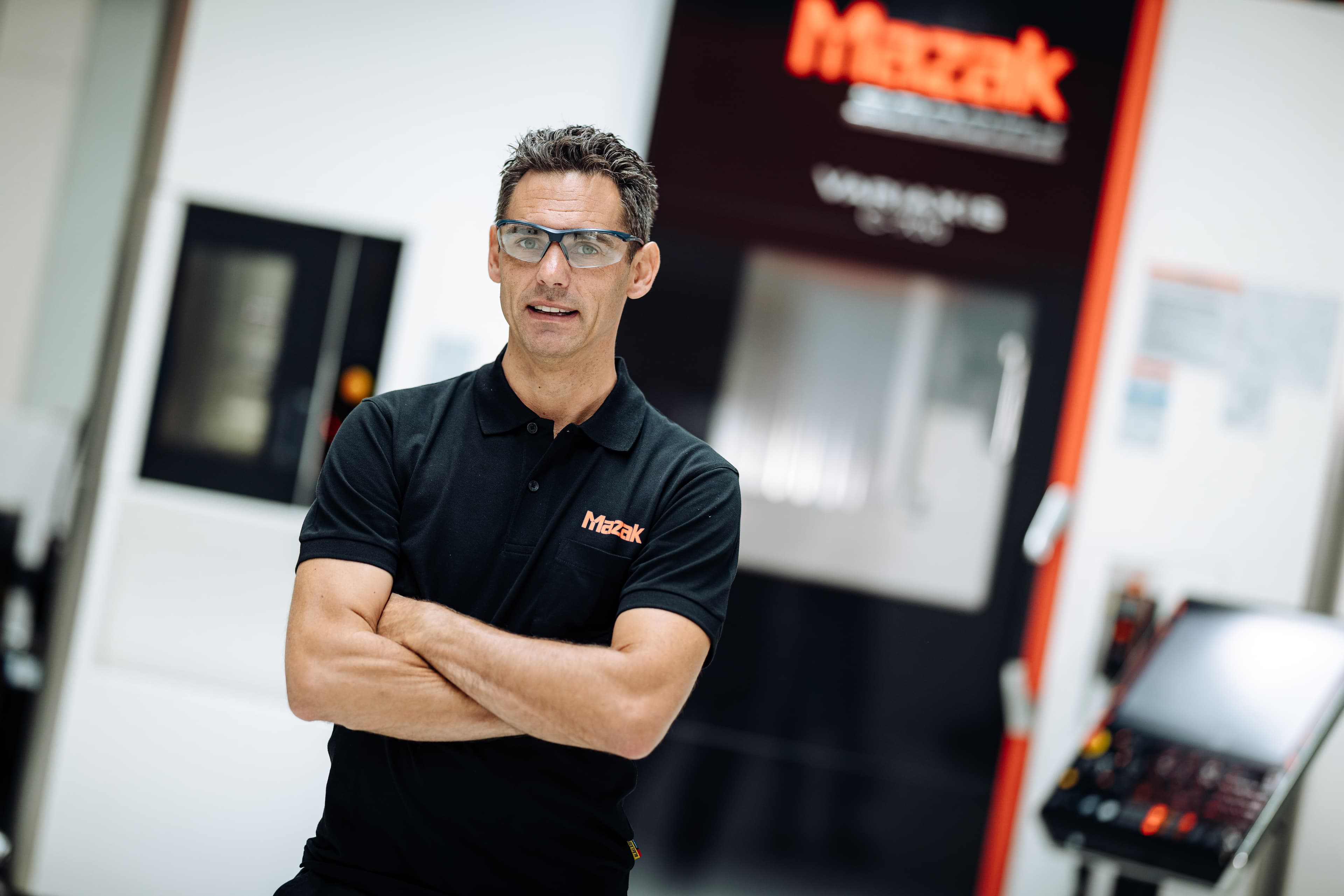 Ian in de showroom van Mazak