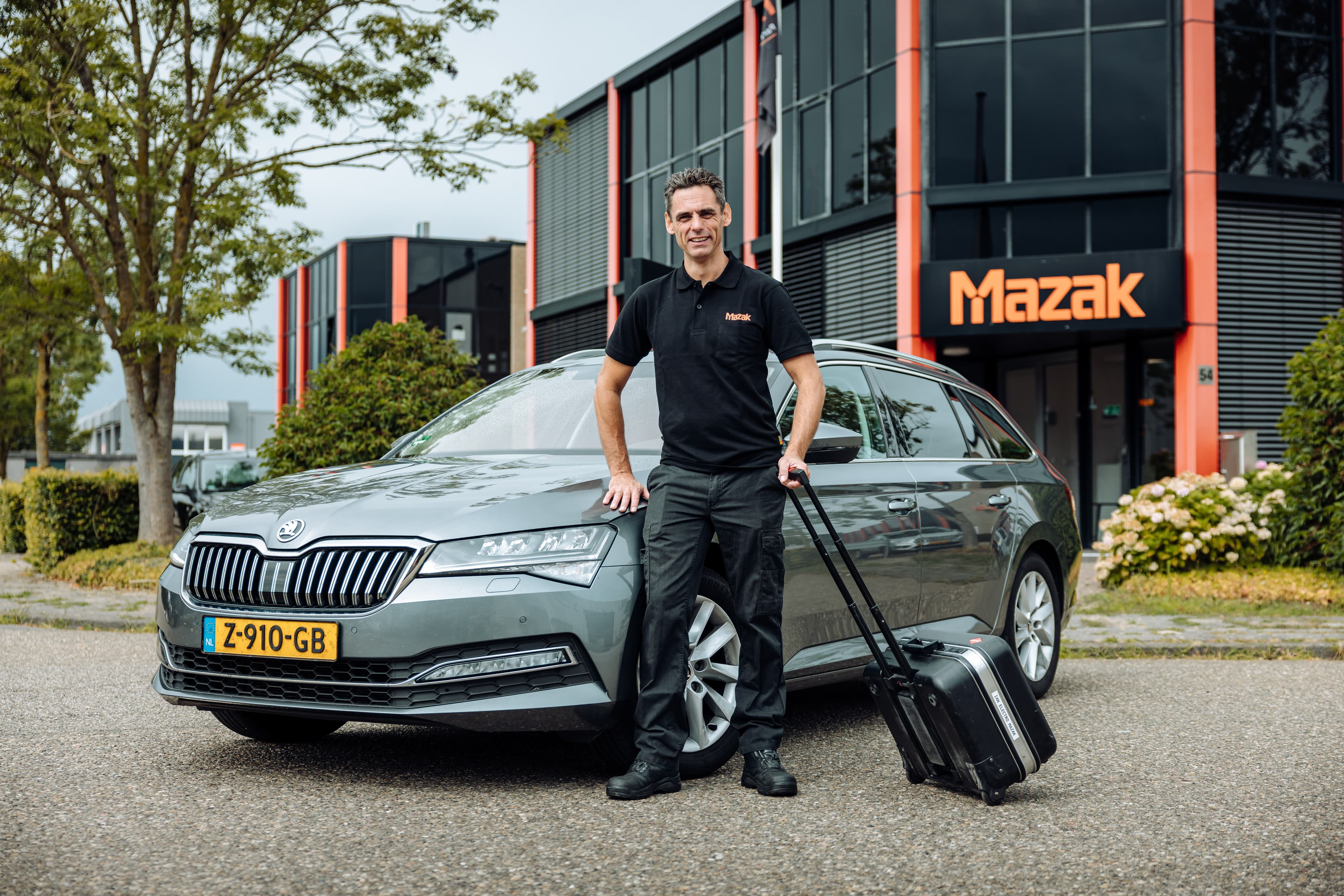 Ian voor het kantoor van Mazak