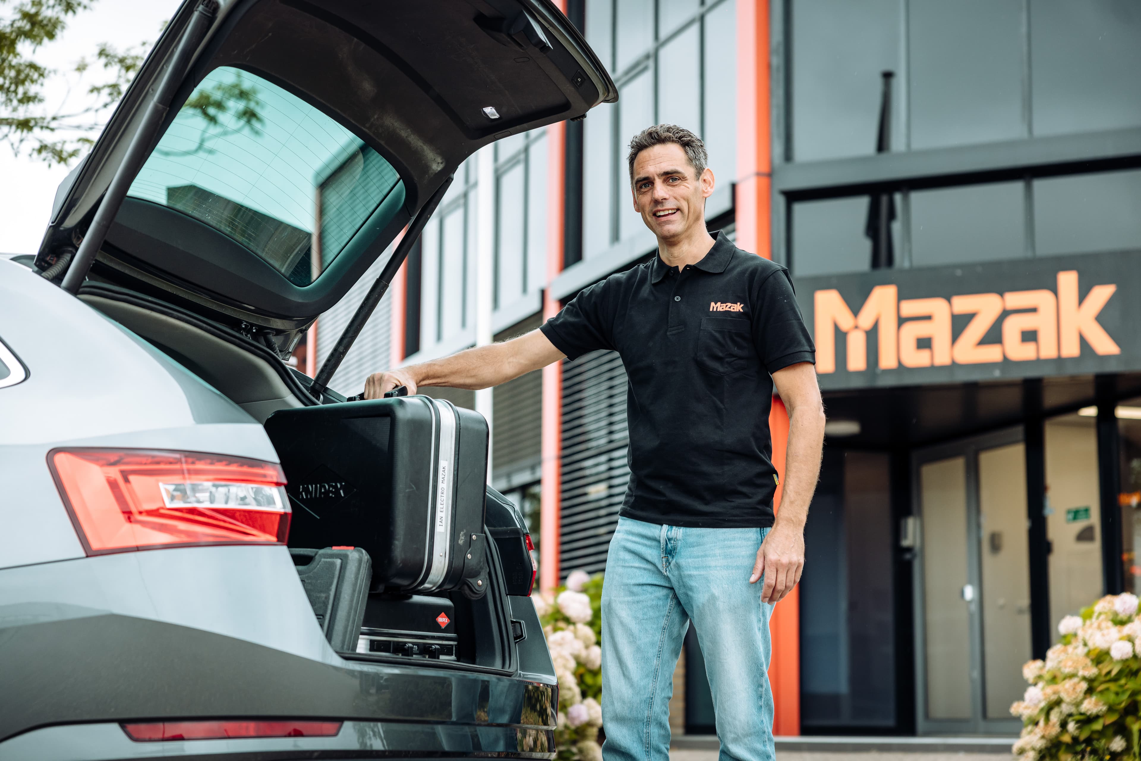 Ian voor het pand van Mazak